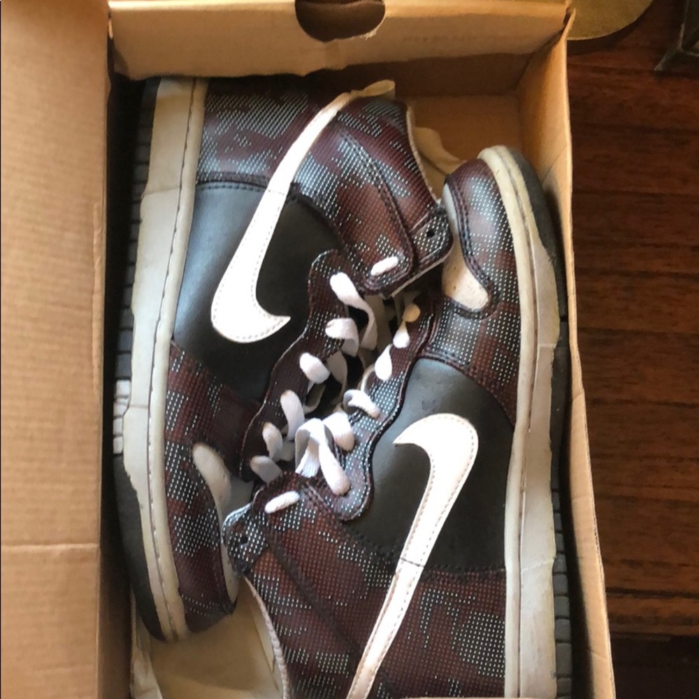 Woman’s size 8 Nike dunks